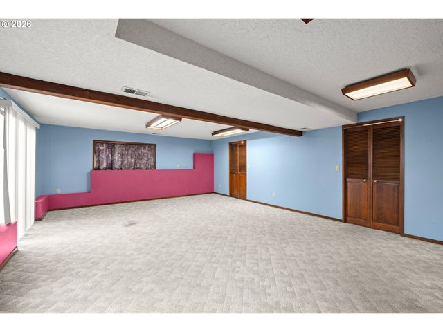 2111 CLUB HOUSE Dr, West Linn, OR 97068