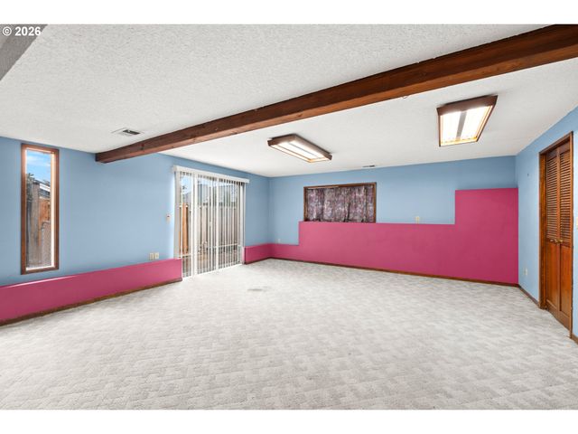 2111 CLUB HOUSE Dr, West Linn, OR 97068