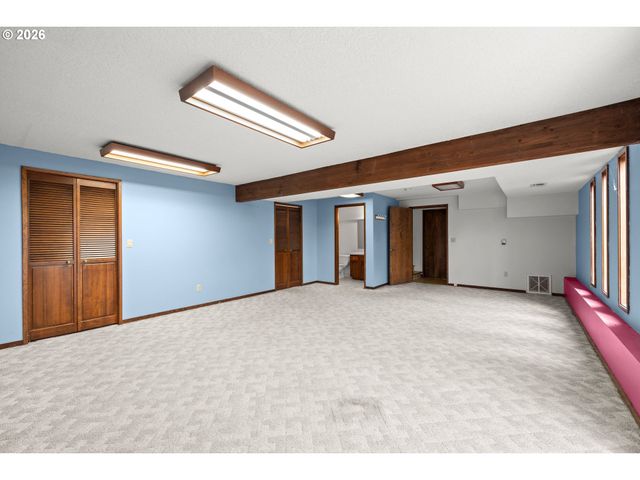 2111 CLUB HOUSE Dr, West Linn, OR 97068