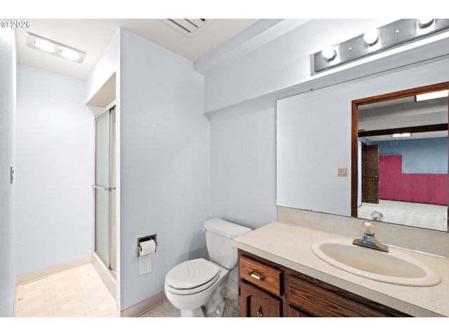 2111 CLUB HOUSE Dr, West Linn, OR 97068