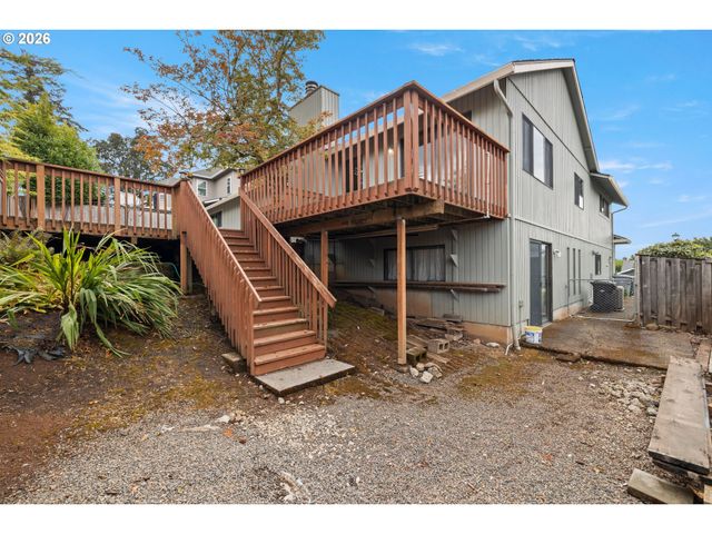 2111 CLUB HOUSE Dr, West Linn, OR 97068