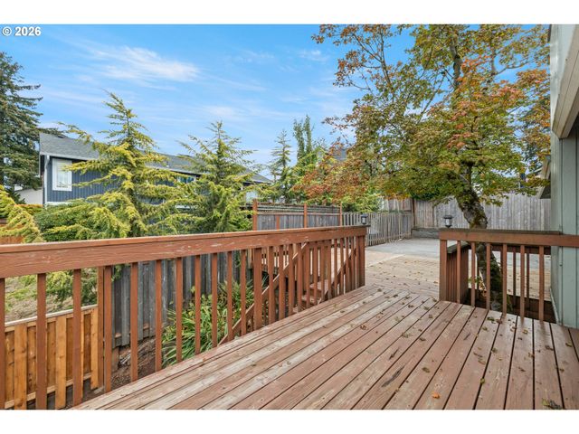 2111 CLUB HOUSE Dr, West Linn, OR 97068