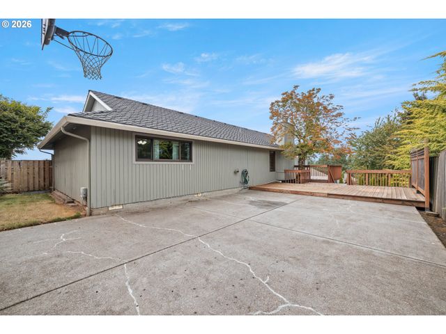 2111 CLUB HOUSE Dr, West Linn, OR 97068