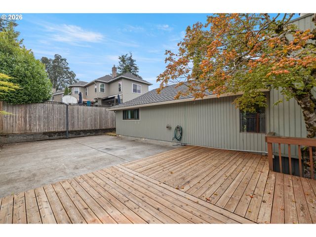 2111 CLUB HOUSE Dr, West Linn, OR 97068