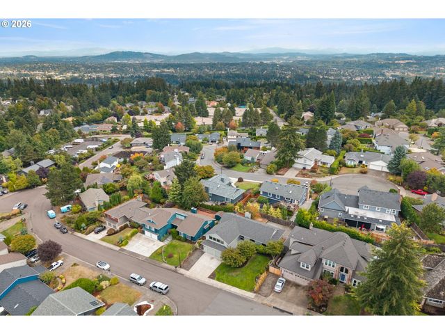 2111 CLUB HOUSE Dr, West Linn, OR 97068