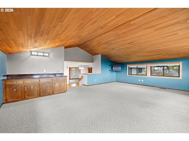 2111 CLUB HOUSE Dr, West Linn, OR 97068