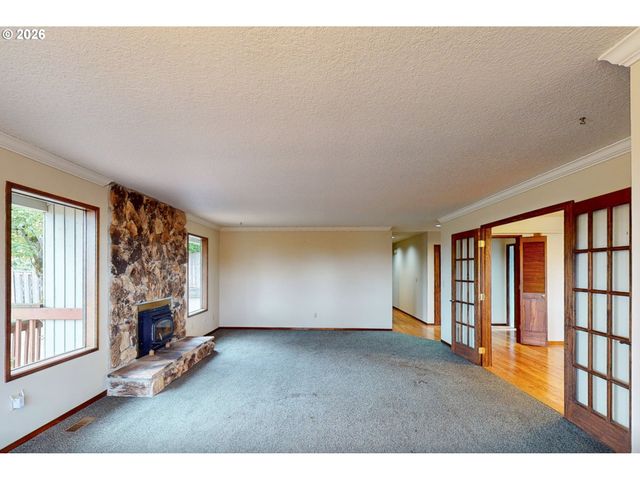 2111 CLUB HOUSE Dr, West Linn, OR 97068