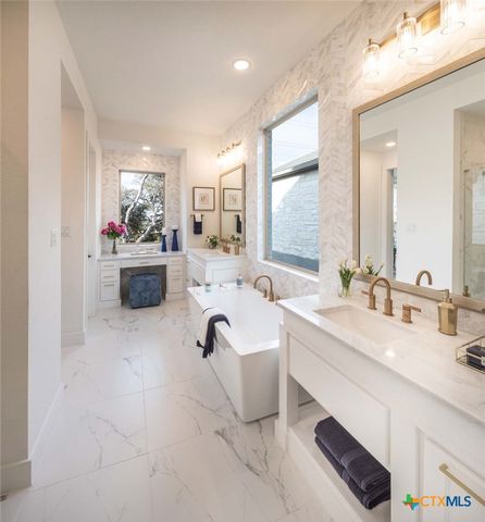 210 Navarro, Boerne, TX 78006