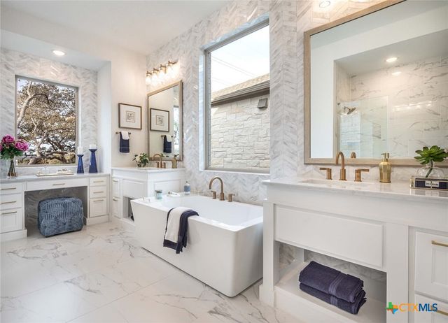 210 Navarro, Boerne, TX 78006
