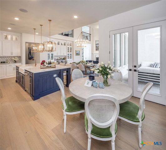 210 Navarro, Boerne, TX 78006