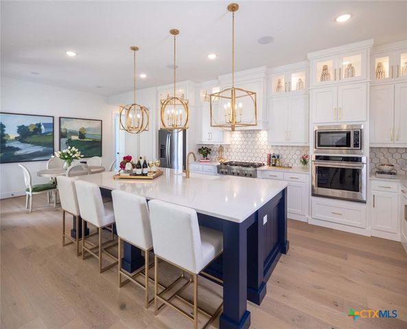210 Navarro, Boerne, TX 78006