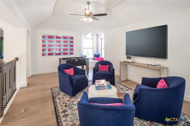 210 Navarro, Boerne, TX 78006