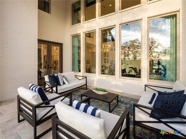 210 Navarro, Boerne, TX 78006