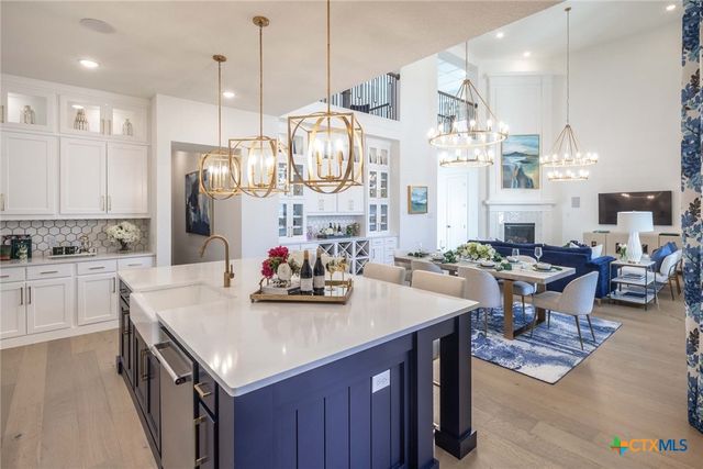 210 Navarro, Boerne, TX 78006