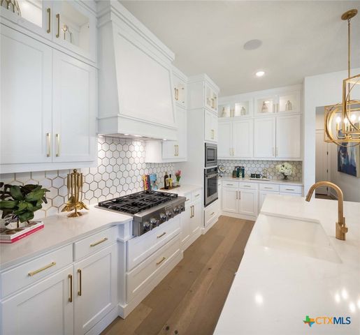 210 Navarro, Boerne, TX 78006