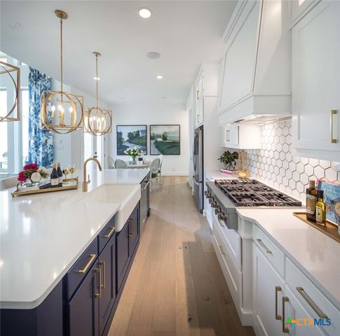 210 Navarro, Boerne, TX 78006
