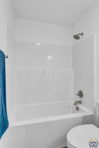 1921 NW Waldo Way, Topeka, KS 66608