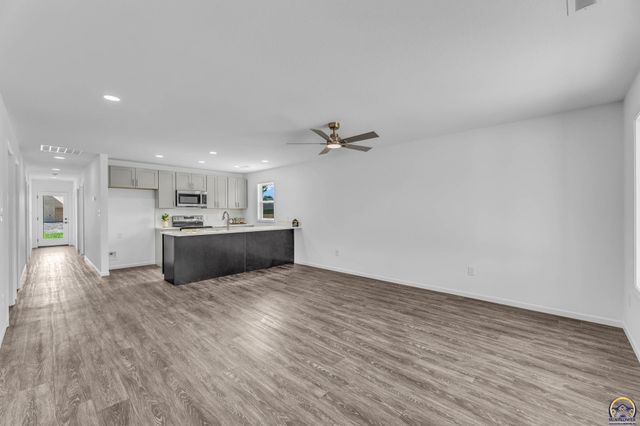 1921 NW Waldo Way, Topeka, KS 66608