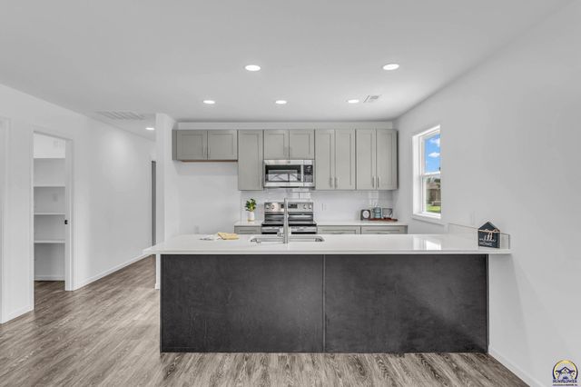 1921 NW Waldo Way, Topeka, KS 66608