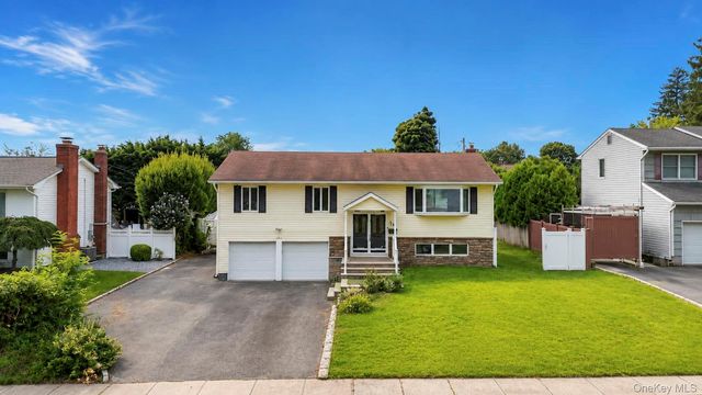 18 Dexter Lane, Kings Park, NY 11754