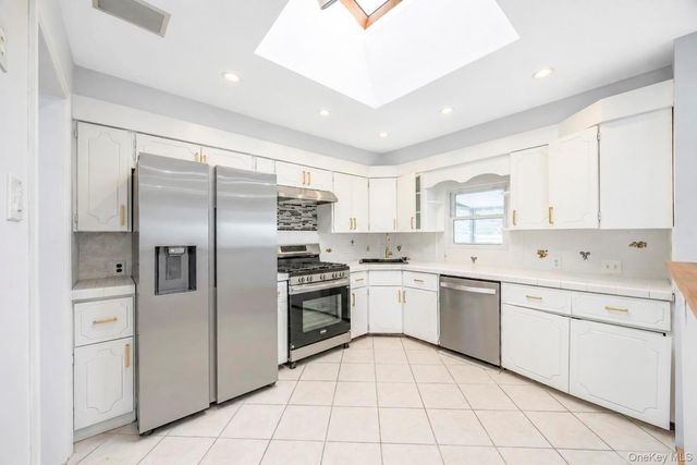 18 Dexter Lane, Kings Park, NY 11754
