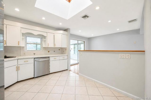 18 Dexter Lane, Kings Park, NY 11754