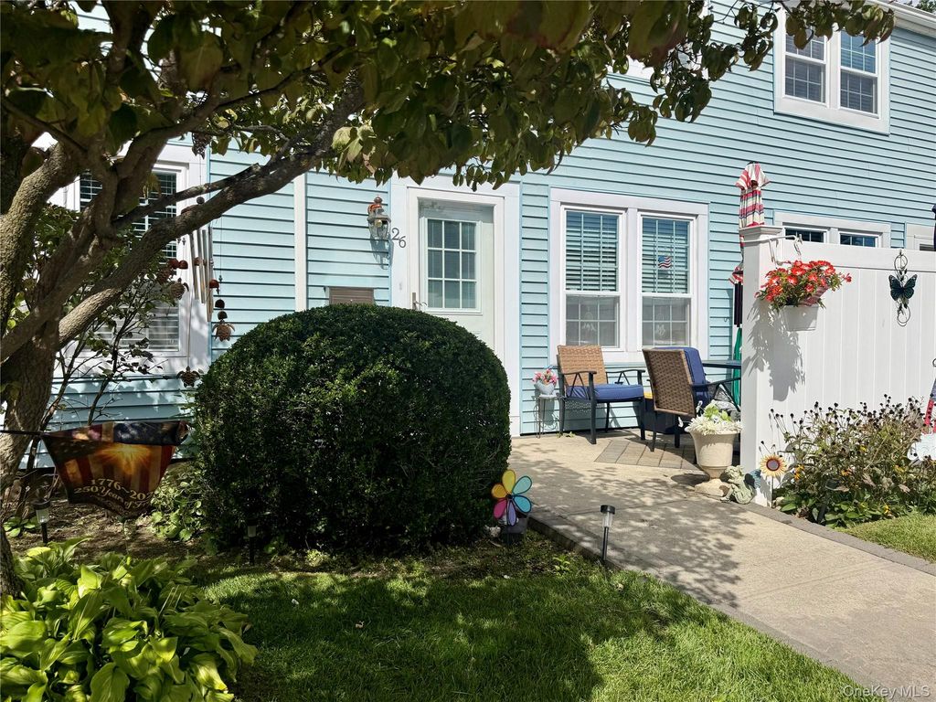 26 Whalers Cove, Babylon, NY 11702 — exterior