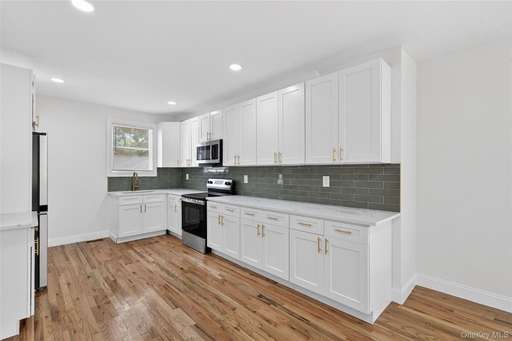 15 Grand Place, Huntington Station, NY 11746 — photo 3