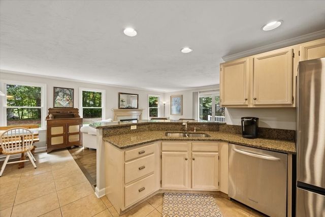 100 W Lake Dr, Taunton, MA 02780