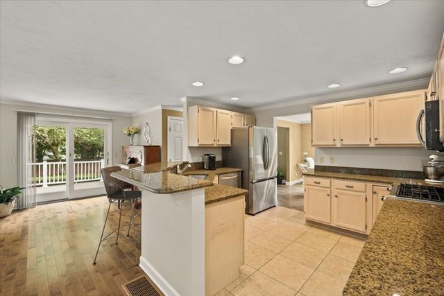 100 W Lake Dr, Taunton, MA 02780