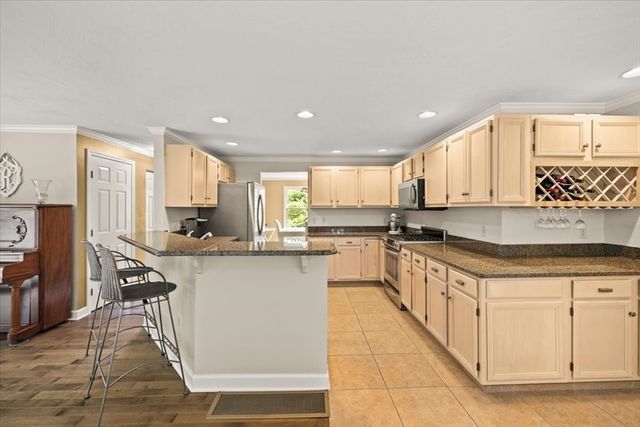 100 W Lake Dr, Taunton, MA 02780