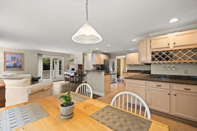 100 W Lake Dr, Taunton, MA 02780
