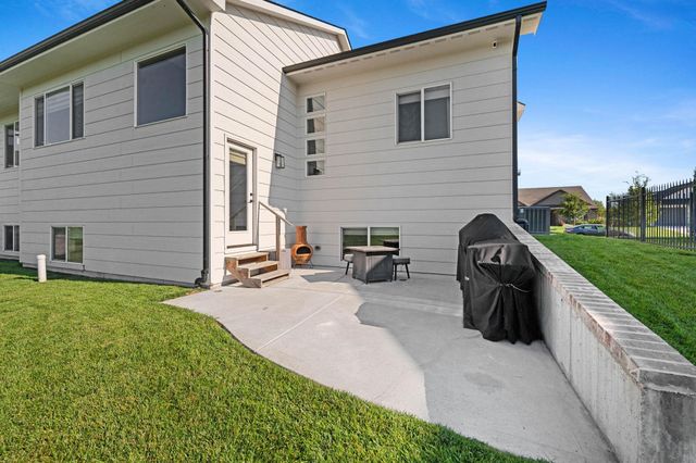 1327 W Footbridge St, Goddard, KS 67052