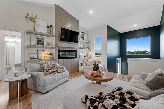 1327 W Footbridge St, Goddard, KS 67052