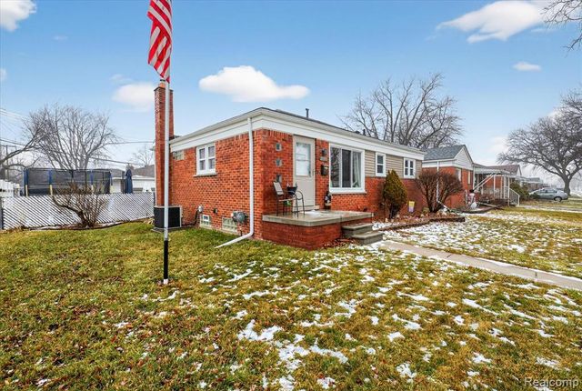 28901 Joan Street, Saint Clair Shores, MI 48081