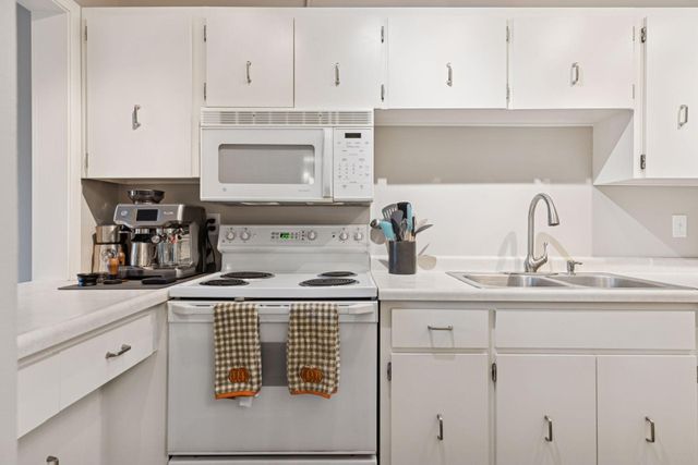 4120 Parklawn Avenue 119, Edina, MN 55435