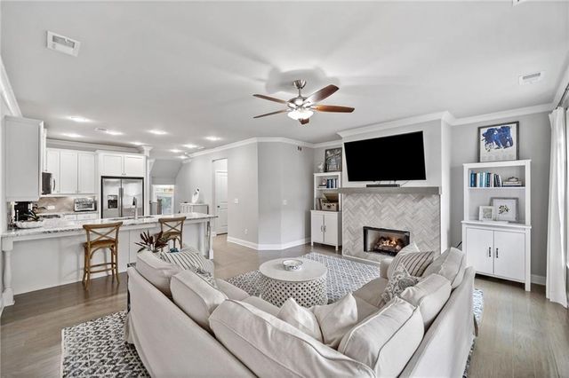 1094 Township Square, Alpharetta, GA 30022