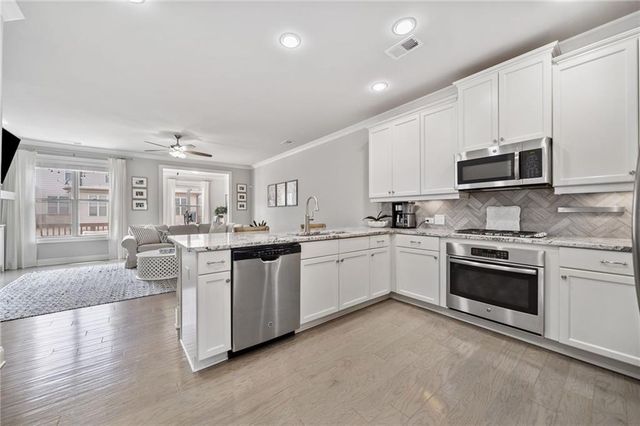 1094 Township Square, Alpharetta, GA 30022