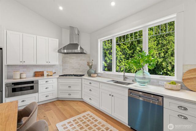 7077 NE Ridge Lane, Bainbridge Island, WA 98110