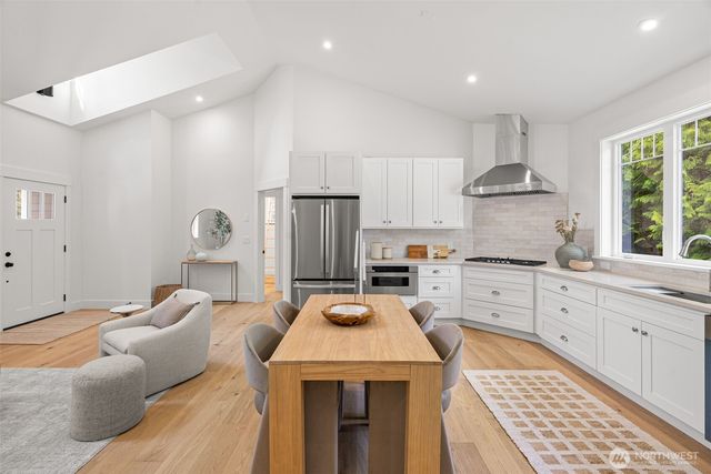 7077 NE Ridge Lane, Bainbridge Island, WA 98110