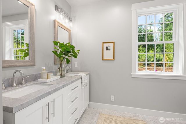 7077 NE Ridge Lane, Bainbridge Island, WA 98110
