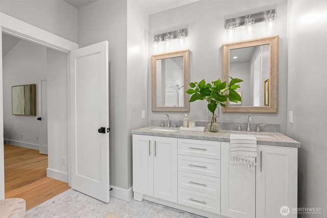 7077 NE Ridge Lane, Bainbridge Island, WA 98110