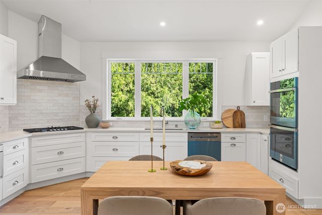 7077 NE Ridge Lane, Bainbridge Island, WA 98110