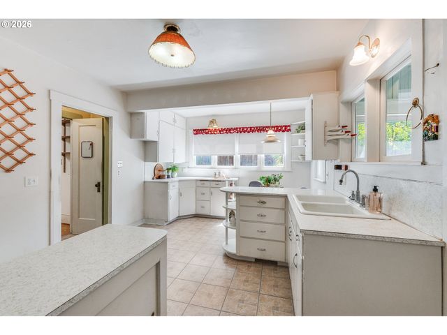 8936 Sw 8TH Ave, Portland, OR 97219