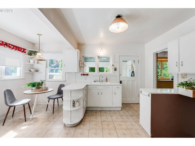 8936 Sw 8TH Ave, Portland, OR 97219