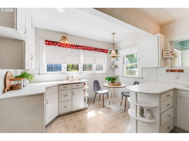 8936 Sw 8TH Ave, Portland, OR 97219