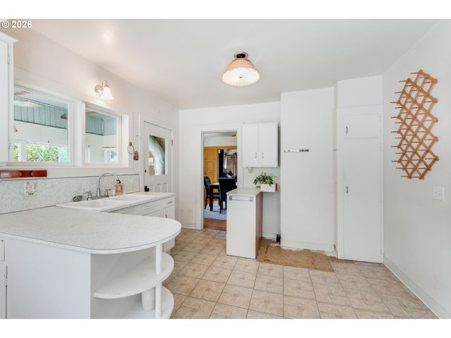 8936 Sw 8TH Ave, Portland, OR 97219