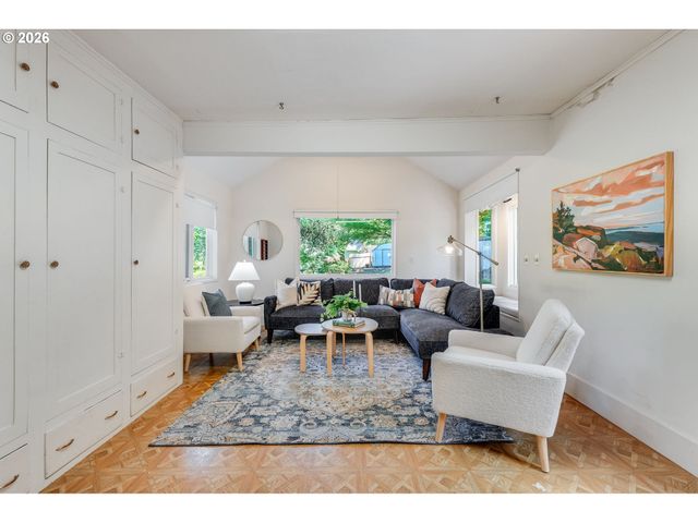 8936 Sw 8TH Ave, Portland, OR 97219