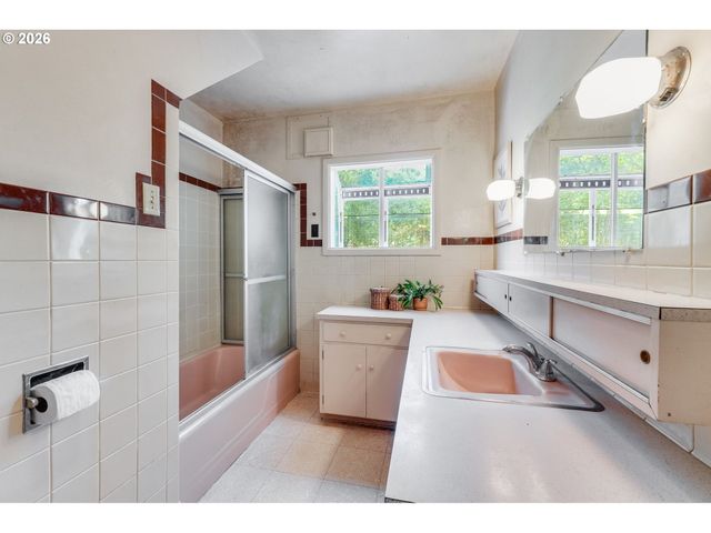 8936 Sw 8TH Ave, Portland, OR 97219