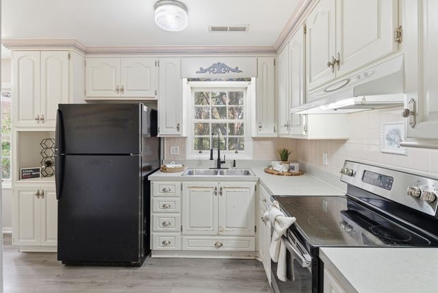 203 Forest Circle, Summerville, SC 29483